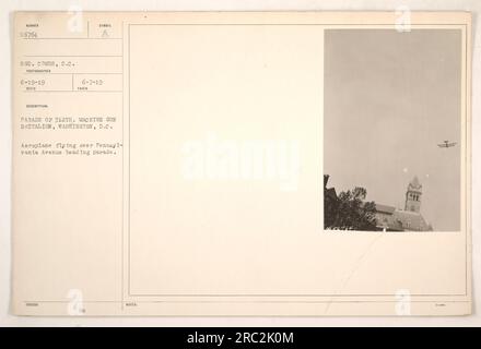 Des membres du 312e bataillon de mitrailleuses sont vus marchant dans un défilé à Washington, DC pendant la première Guerre mondiale. Un avion est observé survolant Pennsylvania Avenue, capturant l'attention des spectateurs. Cette photographie a été prise le 19 juin 1919 par le sergent Combs, photographe pour les militaires de la S.C. L'image est numérotée 56764 et a été décrite et émise le 7 juin 1919. Banque D'Images