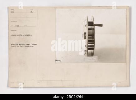 Appareil de signal corps (type français) pour la communication radio pendant la première Guerre mondiale. Cette photographie représente une bobine d'antenne d'avion utilisée pour un appareil radio. L'image a été reçue en 1919 et montre l'équipement employé par le signal corps. Photographe : C Soter Paziz. Symbole : au. Banque D'Images