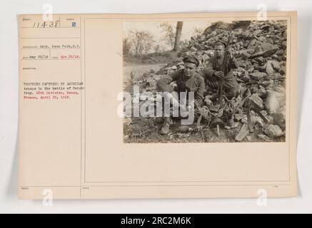 Soldats américains posant avec des trophées capturés lors de la bataille de Seichfrey. Cette photo a été prise le 29 avril 1918, à Boucq, en France, et montre des troupes de la 26e Division. Le soldat sur la photo est identifié comme Corp. Keen Polk de Caroline du Sud. La photographie porte le numéro 111-SC-11438 et a été émise le 22 mai 1918. Banque D'Images