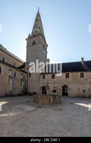 L'église romane Saint Pierre de est le début de l'histoire du village. L'abbaye de Baume a été fondée au cours du 11e siècle comme une abbaye bénédictine non loin f Banque D'Images