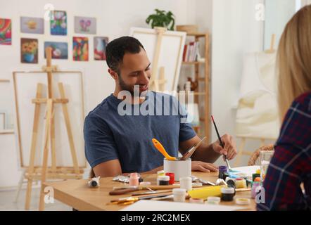 Étudiants assistant à des cours de peinture en studio. Passe-temps créatif Banque D'Images