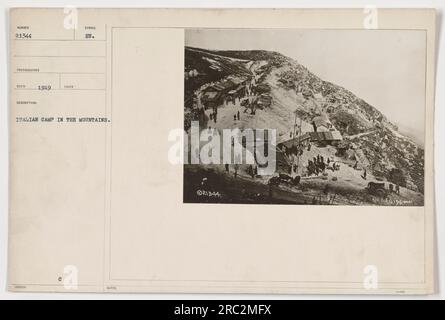 Soldats de l'armée américaine stationnés dans un camp italien dans les montagnes pendant la première Guerre mondiale La photo a été prise en 1919 par un photographe non identifié. On peut voir les soldats interagir et accomplir leurs tâches dans le camp. Banque D'Images