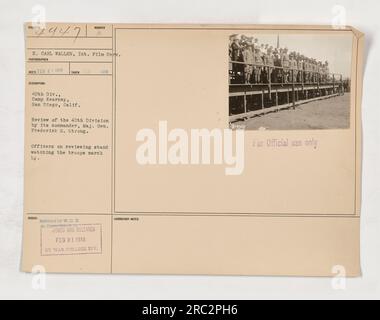 Officiers regardant la revue de la 40e division au Camp Kearney à San Diego, Californie. Le major général Frederick S. Strong, commandant de la division, peut être vu sur le stand d'examen. Cette photographie a été prise par E. Carl Wallen, photographe de l'International film Service, en février 1918. Banque D'Images