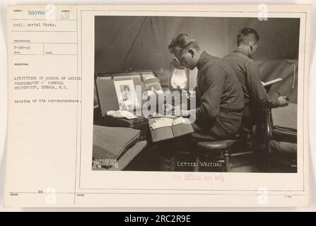 Dans cette image tirée des photographies des activités militaires américaines pendant la première Guerre mondiale, un étudiant de l'École de photographie aérienne de l'Université Cornell à Ithaca, New York, est vu suivre sa correspondance. La photo a été prise le 26 mars 1919, dans le cadre d'une série documentant les activités de l'école. L'image est étiquetée comme sujet 55769 Schl. Photo aérienne et a été prise par le photographe 3-26-19 Reco. La description met l'accent sur les activités de rédaction de lettres de l'école, avec la note qu'il est pour un usage officiel seulement. Banque D'Images