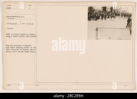 La 26e division dirige un défilé à Boston, Massachusetts à leur retour de France pendant la première Guerre mondiale. Le défilé est dirigé par le major-général Clarence R. Edwards et son état-major. La photographie a été prise le 13 juin 1919 par le sergent McGarrigle. L'image est numérotée 53260 et classée dans la parade de la 26e Division à Boston après leur retour de France. Banque D'Images