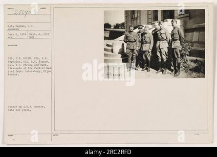 Sgt. Reyden du Département médical central Laboratoire de Dijon, France, a pris une photo le 2 décembre 1918. L'image montre le colonel J.F. Siler, colonel P.P. Reynolds, colonel E. P. Fignor, major R.P. Strong, et le capitaine Pleasents, engagés dans des activités militaires pendant la première Guerre mondiale. Le censeur de l'A.R.P. a passé la photo, mais la date n'est pas précisée. Banque D'Images