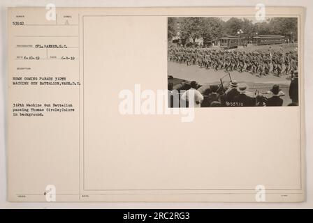 Défilé de retour du 312th machine Gun Battalion, Washington DC La photographie a été prise le 8 juin 1919 par CPL Warner. L'image montre le bataillon passant par Thomas Circle, avec les couleurs en arrière-plan. Légende : le 312th machine Gun Battalion passe devant Thomas Circle lors de leur défilé de retour à Washington D.C. Banque D'Images