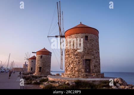 Rhodes, Grèce - 27 mai 2023 : les moulins à vent de Mandraki au coucher du soleil. Banque D'Images