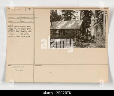 Soldats de l'armée nationale du corps des signaux en formation au camp Lewis, American Lake, Washington. Les soldats participent à une formation télégraphique et de renseignement. La photographie a été prise le 5 février 1918 par le lieutenant E.N. Jackson du signal corps. L'image a été diffusée par le Département de la Guerre à la Division photo le 19 février 1918. Banque D'Images