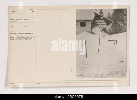 Caserne enneigée NUMÉRO 6939, siège des chasseurs dans les Vosges, France. La photographie capture la scène hivernale, avec toute la zone recouverte de neige. Un symbole des conditions difficiles rencontrées par les soldats pendant la première Guerre mondiale. Banque D'Images