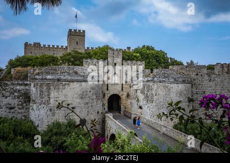 Rhodes, Grèce - 27 mai 2023 : porte d'Amboise, entrée de la vieille ville de Rhodes. Banque D'Images