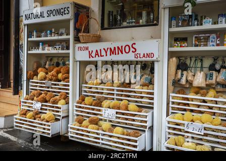 Rhodes, Grèce - 27 mai 2023 : une boutique de cadeaux avec des éponges grecques naturelles de Kalymnos. Banque D'Images