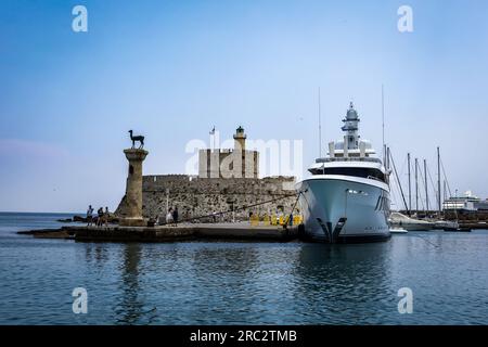 Rhodes, Grèce - 28 mai 2023 : un grand bateau de croisière touristique blanc amarré dans le port de Mandraki. Banque D'Images