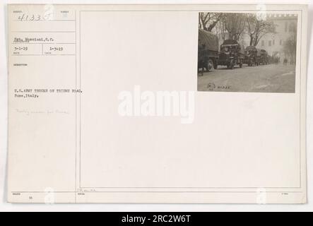 Des camions de l'armée américaine sur une route triomphante à Rome, en Italie. Date de prise : 3 janvier 1919. Photographe : Sgt. Moscioni. Numéro de référence : 111-SC-41335. Source : photographies des activités militaires américaines pendant la première Guerre mondiale. Probablement une erreur pour Finme. Notes complémentaires : 61,3 4/335.» Banque D'Images