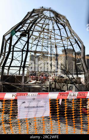 Naples, Campanie, Italie. 12 juillet 2023. 12/07/2023 Naples, Venere degli stracci de Pistoletto sur la Piazza Municipio en feu, l'œuvre inaugurée il y a 15 jours par Nadal maestro a été complètement détruite.les flammes ont éclaté autour de 5,30 du matin, il est pensé pour être incendie criminel. (Image de crédit : © Fabio Sasso/ZUMA Press Wire) USAGE ÉDITORIAL SEULEMENT! Non destiné à UN USAGE commercial ! Banque D'Images