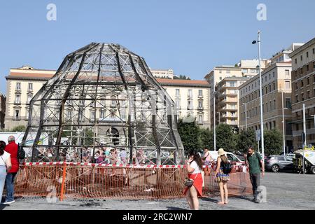 Naples, Campanie, Italie. 12 juillet 2023. 12/07/2023 Naples, Venere degli stracci de Pistoletto sur la Piazza Municipio en feu, l'œuvre inaugurée il y a 15 jours par Nadal maestro a été complètement détruite.les flammes ont éclaté autour de 5,30 du matin, il est pensé pour être incendie criminel. (Image de crédit : © Fabio Sasso/ZUMA Press Wire) USAGE ÉDITORIAL SEULEMENT! Non destiné à UN USAGE commercial ! Banque D'Images