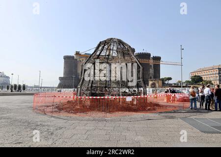 Naples, Campanie, Italie. 12 juillet 2023. 12/07/2023 Naples, Venere degli stracci de Pistoletto sur la Piazza Municipio en feu, l'œuvre inaugurée il y a 15 jours par Nadal maestro a été complètement détruite.les flammes ont éclaté autour de 5,30 du matin, il est pensé pour être incendie criminel. (Image de crédit : © Fabio Sasso/ZUMA Press Wire) USAGE ÉDITORIAL SEULEMENT! Non destiné à UN USAGE commercial ! Banque D'Images