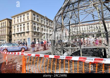 Naples, Campanie, Italie. 12 juillet 2023. 12/07/2023 Naples, Venere degli stracci de Pistoletto sur la Piazza Municipio en feu, l'œuvre inaugurée il y a 15 jours par Nadal maestro a été complètement détruite.les flammes ont éclaté autour de 5,30 du matin, il est pensé pour être incendie criminel. (Image de crédit : © Fabio Sasso/ZUMA Press Wire) USAGE ÉDITORIAL SEULEMENT! Non destiné à UN USAGE commercial ! Banque D'Images