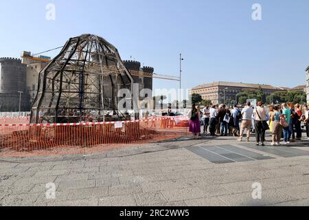 Naples, Campanie, Italie. 12 juillet 2023. 12/07/2023 Naples, Venere degli stracci de Pistoletto sur la Piazza Municipio en feu, l'œuvre inaugurée il y a 15 jours par Nadal maestro a été complètement détruite.les flammes ont éclaté autour de 5,30 du matin, il est pensé pour être incendie criminel. (Image de crédit : © Fabio Sasso/ZUMA Press Wire) USAGE ÉDITORIAL SEULEMENT! Non destiné à UN USAGE commercial ! Banque D'Images