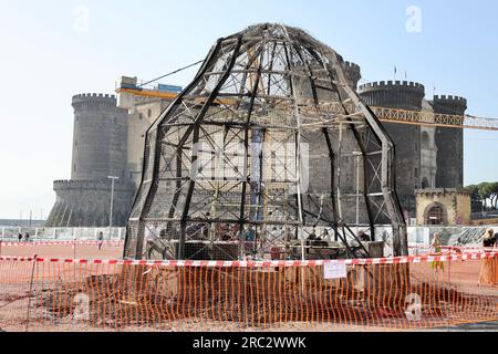 Naples, Campanie, Italie. 12 juillet 2023. 12/07/2023 Naples, Venere degli stracci de Pistoletto sur la Piazza Municipio en feu, l'œuvre inaugurée il y a 15 jours par Nadal maestro a été complètement détruite.les flammes ont éclaté autour de 5,30 du matin, il est pensé pour être incendie criminel. (Image de crédit : © Fabio Sasso/ZUMA Press Wire) USAGE ÉDITORIAL SEULEMENT! Non destiné à UN USAGE commercial ! Banque D'Images