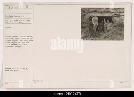 LT. R.W. Sears a pris une photo le 5 novembre 1918, à St. Juvin, Ardennes, France. L'image montre le général français Camille Walch et son assistant, le capitaine Lavoisier, à l'intérieur d'un pirogue allemand. Dans le centre, le VP Carl Lest de la 307th Supply Co. De la 77th Div peut être vu. La photo a été reçue le 27 décembre 1918 et fait partie de la collection des activités militaires américaines pendant la première Guerre mondiale. Banque D'Images