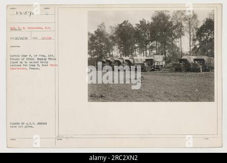 Des camions appartenant au 302e train d'approvisionnement sont vus alignés près de Chery Chartreuve, en France, prêts à décharger les rations quotidiennes pour la ration Dump F. la photo a été prise le 9 septembre 1918 par Sunder A. G. Carnochan, un photographe officiel. Cette image a été approuvée par le censeur de l'A.E.P. mais la date précise est inconnue. Banque D'Images