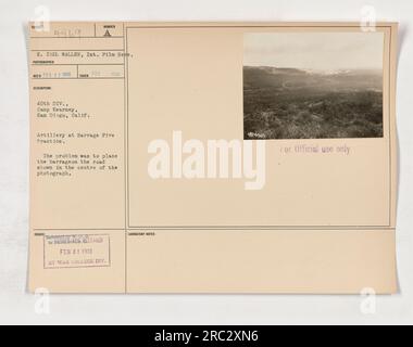 Légende : 'camp Kearney, San Diego, février 1918 - entraînement d'artillerie à barrage Fire. Au cours de cet exercice, l'accent a été mis sur la route vue au centre. Photographie prise par E. Carl Wallen de l'International film Service.' Banque D'Images