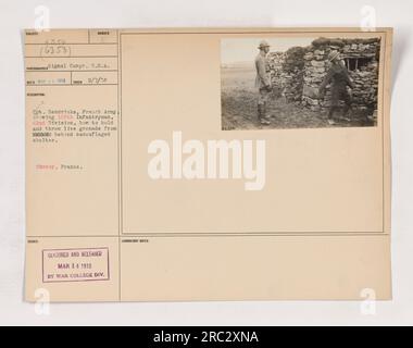 Légende : « Capitaine de l'armée française instruisant un soldat américain sur les techniques consistant à tenir et à lancer une grenade vivante derrière un abri camouflé. Photo prise à Chanoy, France, le 7 février 1918. Cette image montre l'intégration des soldats américains dans l'armée française pendant la première Guerre mondiale." Banque D'Images