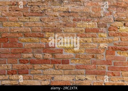 Gros plan de vieux mur de briques. Arrière-plan urbain Banque D'Images