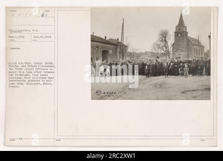 Légende : Photographie prise le 16 novembre 1918 à Spincourt, Meuse, France. L'image capture Pyt.J.M.Liles, S.C., du 306e bataillon de campagne, et un lieutenant français, qui ont été les premiers officiers alliés à entrer dans la ville peu après le retrait des forces allemandes. La photo montre également des civils qui se rassemblent pour les accueillir. Banque D'Images