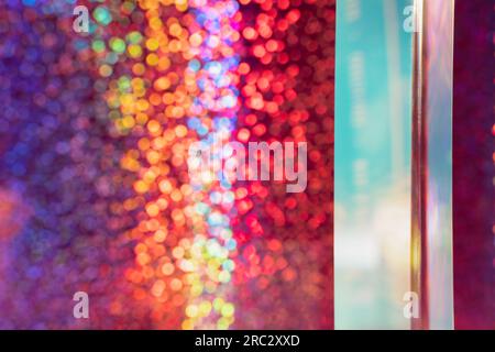 Fond étincelant arc-en-ciel avec prisme, bokeh, ombres roses et bleues Banque D'Images