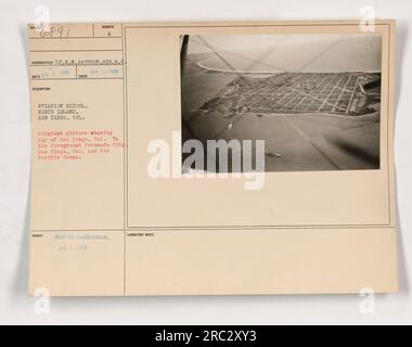 La photographie représente une vue aérienne de la baie de San Diego, de Coronado City et de l'océan Pacifique prise à la North Island Aviation School à San Diego pendant la première Guerre mondiale L'image a été prise par le photographe 1.T.E.N.JACKSON,SIG.R.C le 14 mars 1918. Il n'était pas destiné à être publié. Banque D'Images