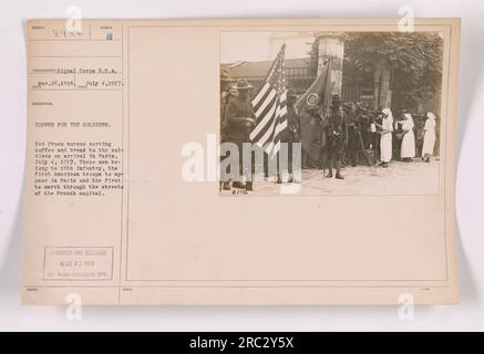 Des infirmières de la Croix-Rouge sont représentées servant du café aux soldats du 16e régiment d'infanterie à Paris. Cette photographie a été prise le 4 juillet 1917. Les soldats appartiennent aux premières troupes américaines à arriver à Paris et à marcher dans les rues de la capitale française. Il a été censuré et publié par la division War College le 23 mars 1918. Banque D'Images