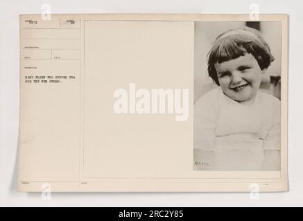 Bébé Flynn servant du thé à la Croix-Rouge pendant la première Guerre mondiale. Bébé Flynn, vu sur la photo, était impliqué dans la noble tâche de servir le thé aux soldats enrôlés dans la Croix-Rouge pendant la guerre. Photo prise par le photographe H. Symx. Banque D'Images