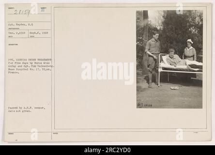 'Pvt. Keeting recevant un traitement médical à l'hôpital de base n°17, Dijon, France. Infirmière Mlle McKay et Sgt von Valkenberg qui l'ont suivi pendant cinq jours. Photographie prise par le sergent Reyden le 2 décembre 1918. Copie originale émise par A.E.F. Censor. (Code photo : 111-SC-28159). » Banque D'Images