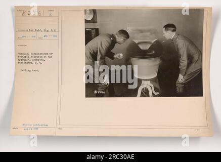 Les recrues de l'aviation subissant des examens physiques à l'hôpital épiscopal de Washington, DC sont vues ici participant à un test de chute. Cette photographie, prise en avril 1918 par le lieutenant Reid et SIG. R.C., donne un aperçu des activités militaires pendant la première Guerre mondiale. Veuillez noter que cette image n'était pas destinée à la publication. [Date : du 23 au 24 avril 1918] Banque D'Images