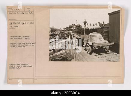 Progrès constructifs au camp Humphreys, Virginie. Une photographie prise le 27 mai 1918 montre des camions de l'armée de 5 tonnes chargés de chemin de fer et de matériaux de construction à Accotink. L'image a été censurée et publiée le 3 juin 1918 par la branche historique de W.P.D. Photographe : Lt. E.M. deBerri, SIG. R.C. Banque D'Images