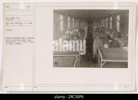 Une infirmière militaire soignant un prisonnier allemand blessé au camp hospitalier n°27 de Tours, Indre et Loire, France. La photographie a été prise par le soldat Eddy le 26 février 1919, et est étiquetée RECO PRISE DESCRIPTION : NUMÉRO ALLEMAND PRISONNIER WARD. Banque D'Images