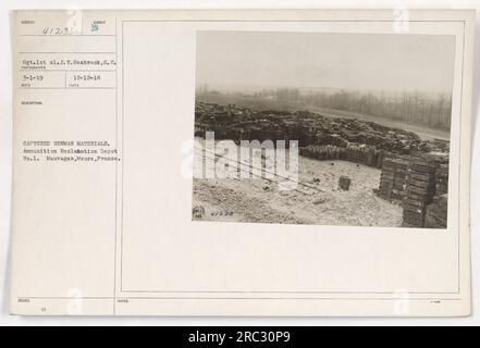 Sergent 1st OL. J.T. Seabrook de S.C. est montré dans cette image capturée au dépôt de récupération de munitions No.1 à mauvages, Meuse, France. La photo a été prise le 3-1-19 et montre le sergent Seabrook manipulant des matériaux allemands capturés. Cette information fait partie de la collection de photos 4/238. Banque D'Images