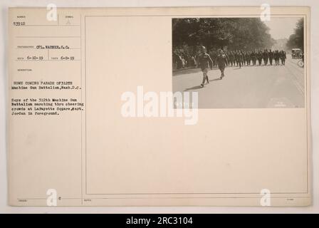 Défilé de retour du 312th machine Gun Battalion à Washington D.C. Les soldats du 312e bataillon marchent à travers des foules enthousiastes sur Lafayette Square. Le capitaine Jordan peut être vu au premier plan de la photo. Cette image a été prise le 8 juin 1919 et porte le numéro d'identification 53912. La photographie a été prise par le caporal Warner du sud de la Californie et a été reçue le 10 juin 1919. Banque D'Images