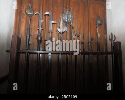 Chambre d'armurerie du château de Koenigsbourg en europe ORSCHWILLER ville d'Alsace en France en 2018 jour d'été le août. Banque D'Images