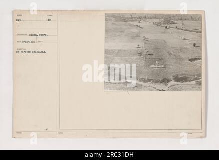 111-SC-243 : les soldats américains mènent des exercices militaires pendant la première Guerre mondiale Les troupes sont vues engagées dans la formation de forage, travaillant sur leurs compétences de marche. La photographie offre un aperçu de l'entraînement intense et de la préparation entrepris par les militaires pendant cette période. Banque D'Images