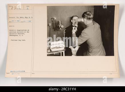 Recrues de l'aviation subissant des examens physiques à l'hôpital épiscopal de Washington, D.C. Sur cette photo, les recrues participent au test du sac de Palitzer, une technique de mesure utilisée pour évaluer la capacité pulmonaire et la capacité respiratoire. Cette image ne peut pas être publiée et a été prise par le lieutenant Reid, SIG. R.C. le 23 avril 1918. Il fait partie d'une série de photographies documentant les activités militaires américaines pendant la première Guerre mondiale. Banque D'Images