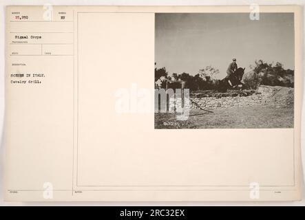 Image représentant un exercice de cavalerie en Italie pendant la première Guerre mondiale. La photographie est numérotée 111-SC-15250 et a été prise par un photographe du signal corps. La description indique qu'elle capture des scènes d'activités militaires en Italie pendant la guerre. Banque D'Images