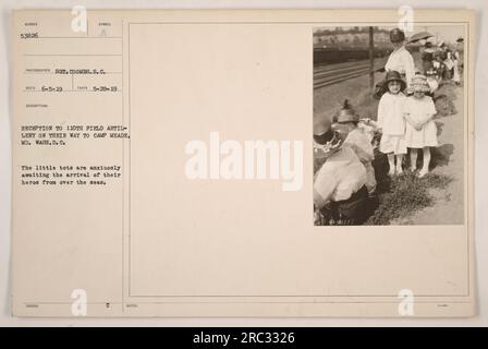 Les enfants attendent avec impatience l'arrivée du 110th Field Artillery au Camp Meade, Maryland à Washington, DC pendant la première Guerre mondiale La photographie a été prise le 29 mai 1919 par le photographe S. Coombs. L'image capture l'excitation et l'anticipation des petits qui attendent le retour de leurs héros de l'étranger. Banque D'Images