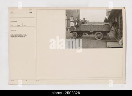 Les soldats d'un camp militaire transportent du pain frais au mess pendant la première Guerre mondiale. Cette photographie, étiquetée numéro 723, a été prise en 1919 et appartient à la collection des activités militaires américaines. Il présente l'administration et l'approvisionnement des boulangeries au sein de l'armée. Banque D'Images