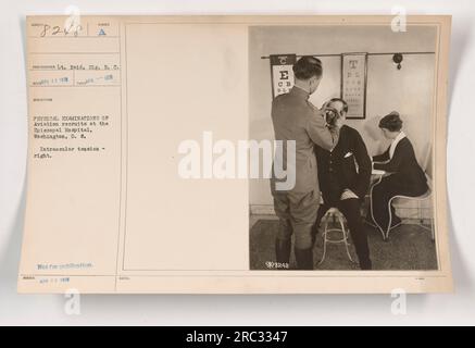 Recrues de l'aviation subissant des examens physiques à l'hôpital épiscopal de Washington, D.C. Cette image particulière montre un médecin mesurant la tension intraoculaire dans l'œil droit d'une recrue. La photographie a été prise le 14 avril 1918 et marquée comme n'étant pas destinée à la publication. » Banque D'Images