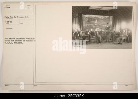 Une photographie prise le 13 avril 1919 montre le sergent Ray R. Tyrell du signal corps capturant l'image d'un orchestre de prison jouant de la musique pour les détenus dans un théâtre situé dans le bâtiment Y.M.C.A. L'image a reçu le numéro de description de reconnaissance 3046744. Banque D'Images