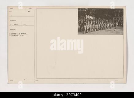 Liberty Loan Parade à Washington, D.C. Photographie prise par un photographe en 1919. L'image capture le cortège du défilé mettant en vedette des participants et des spectateurs célébrant et promouvant les prêts à la liberté pendant la première Guerre mondiale Cette image est similaire à d'autres de la collection numérotée 3-0000. Banque D'Images