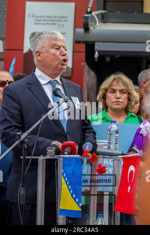 Izmir, Turquie. 11 juillet 2023. Mustafa Özuslu, adjoint au maire métropolitain d'Izmir, prononce des discours lors de l'événement. Des citoyens bosniaques vivant à Izmir ont organisé une cérémonie commémorative à l’occasion du 28e anniversaire du massacre de Srebrenica. Crédit : SOPA Images Limited/Alamy Live News Banque D'Images